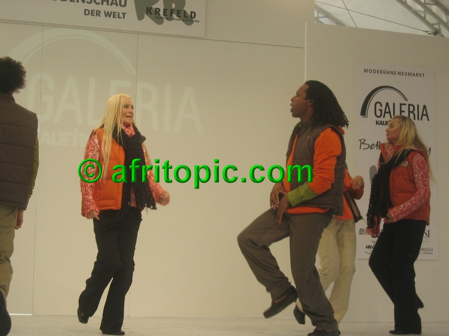 ../Images/Krefeld-Strssenmodenschau-2005 350.jpg